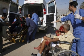 Převoz zraněných po jednom z výbuchů v Bagdádu.