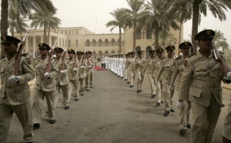 Iráčtí vojáci na rozlučkovém ceremoniálu s Petraeusem.