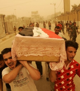 Teror pokračuje. Pohřeb člena tzv. sousedských milic v Bagdádu.