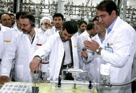 Prezident Rafsanž&aacute;n&iacute; ve v&yacute;zkumn&eacute; jadern&eacute; laboratoři v &Iacute;r&aacute;nu.