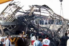Kostra ohořelého autobusu po explozi v Záhedán v jihovýchodním Íránu.