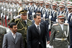 Íránský prezident Mahmúd Ahmadínežád se svým syrským protějškem Bašárem Asadem přihlížejí slavnostní vojenské přehlídce v Teheránu.