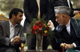 Hamíd Karzáí (vpravo) s Mahmúdem Ahmadínežádem (vlevo)