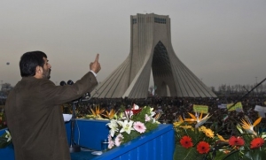 Iránský prezident řeční u příležitosti kulatého výročí revoluce.