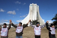 Iránští studenti lidským řetězem vyjadřují podporu jadernému programu.