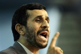Ani o píď... Prezident Ahmadínežád.
