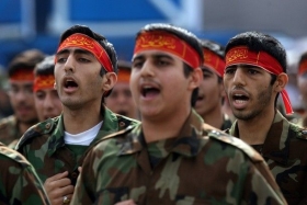 Vojáci íránské armády na přehlídce v Teheránu.