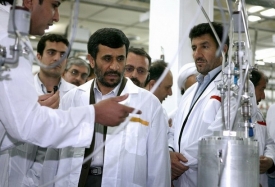 Prezident Ahmadínežád v domácím zařízení na obohacování uranu.