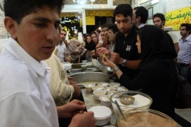 Íránci nakupují tradiční pokrmy těsně před začátkem ramadánu.