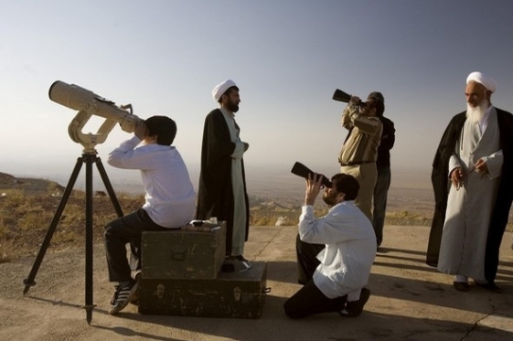 Astronomové a klerikové sledují oblohu, aby vyhlásili konec ramadánu.