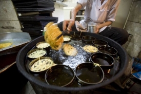 Příprava tradičních sladkých laskominek v Íránu během ramadánu.