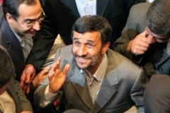 Íránský prezident Mahmúd Ahmadínežád (uprostřed)