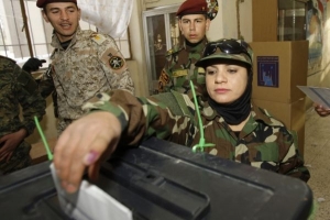 Iráčtí vojáci také odvolili. Budou hlídat místnosti s urnami.