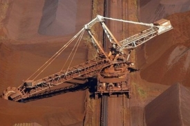 Těžba železné rudy v Port Hedland, severně od Perthu v Austrálii.