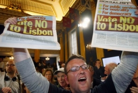 Odpůrce lisabonské smlouvy slaví její odmítnutí v irském referendu.