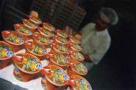 Výrobní linka na jogurty v olomoucké Olmě.