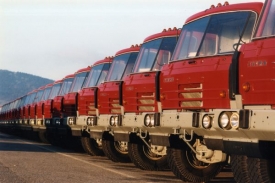 V řadě zaparkované nové vozy Tatra.