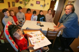 Kuchyň Rosnerových s dětmi a Lubomírem Rosnerem.