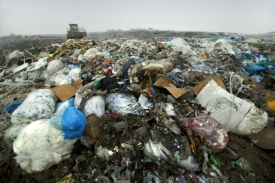 Skládka odpadu na Tachovsku hoří. (ilustrační foto)