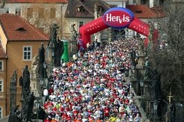 Pražský půlmaraton letos nezačne na Karlově mostu.