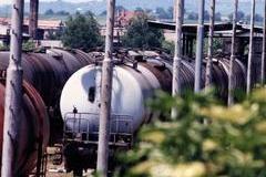 Od roku 1997 se v průběhu pěti let ztratilo z dohledu celní správy 210 tisíc tun ze Slovenska dovážených pohonných hmot. To je takové množství, že by zaplnilo vlak s cisternami dlouhý sto kilometrů.