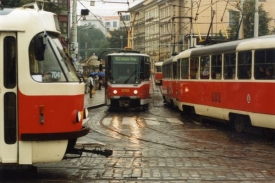 Pohled na tramvaje v centru Prahy.