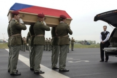 rakev s ostatky vojáka, který minulý týden zahynul v Afgánistánu