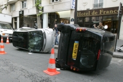 převrácená auta v Paříži