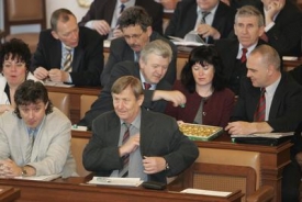 Poslanci ve sněmovní lavici (ilustrační foto).