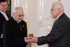 ilustrační foto: Václav Klaus předává kardinálu Miloslavu Vlkovi Čestnou plaketu prezidenta republiky u příležitosti 75. narozenin