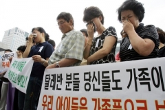 Příbuzní unesených se shromažďují v centru Soulu, aby podpořili vyjednávání o vydání rukojmích (foto ze středy 1.8.).