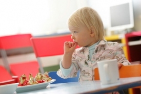 Společné rodinné jídlo podporuje u dětí zdravé stravovací návyky.