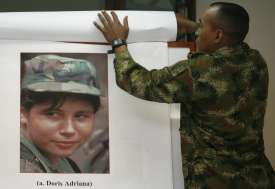 Voják s portrétem hledané Doris Adriany z FARC lapené začátkem února.