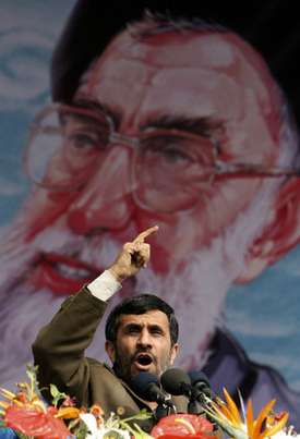 Kdo komu vládne. Ahmadínedžád, v pozadí ajatolláh Alí Chameneí, 2008.