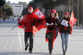 Albánci v Tiraně oslavují samostatnost Kosova.