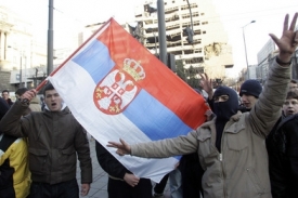 Srbové protestující proti nezávislosti Kosova v Bělehradu.
