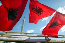 Albánské vlajky v kosovské Mitrovici.