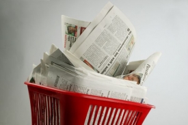 Noviny v odpadkovém koši.