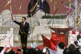 Čínský prezident Chu Ťin-tchao drží olympijskou pochodeň.