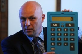 Ministr Julínek s poplatkovou kalkulačkou pro Davida Ratha z ČSSD.