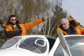 Petr Bold (vpravo) a Richard Santus po přistání.