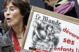 Zaměstnanci vydavatele deníku Le Monde stávkují.