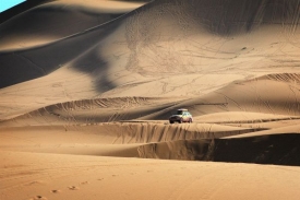 Závodníci musí překonat i několikasetmetrové duny