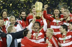 Hráči Bayernu s trofejí pro vítěze poháru.