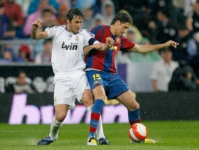 Na trávníku od SIS se hraje i na Realu. Ze zápasu s Barcelonou.
