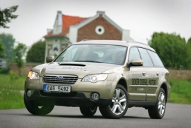 Subaru Outback s naftovým motorem se pozná podle vstupu vzduchu na kapotě, který benzinové verze nemají.