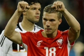 Německý fotbalista Lukas Podolski po utkání v polském dresu