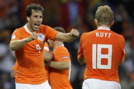 Slavící Ruud van Nistelrooy a Dirk Kuyt