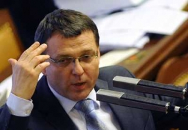 Řečn&iacute;ci se ve sněmovně vyř&aacute;dili, na sn&iacute;mku Lubom&iacute;r Zaor&aacute;lek z ČSSD.