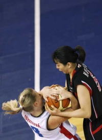 Zápas s Japonskem byl pro basketbalistky boj o každý míč.